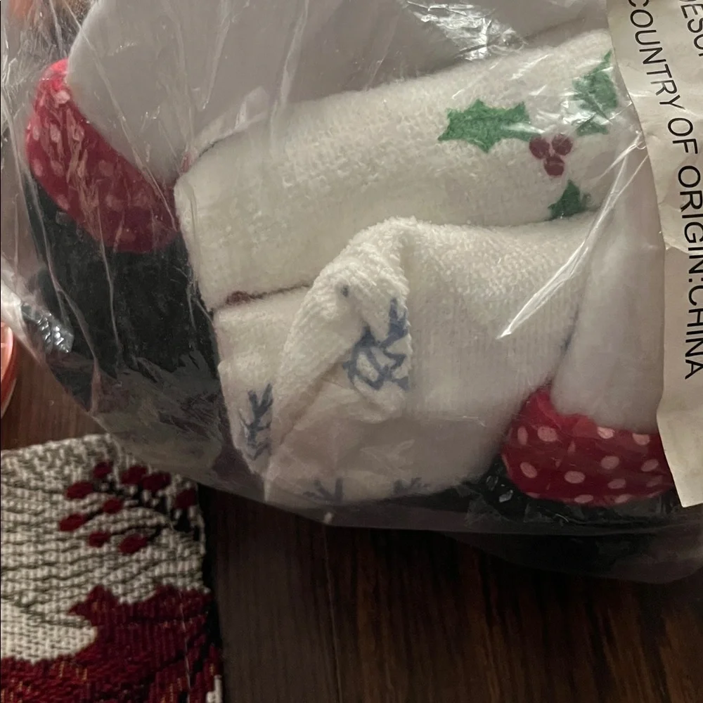 Festive Snowman Holiday Decor w towels never used